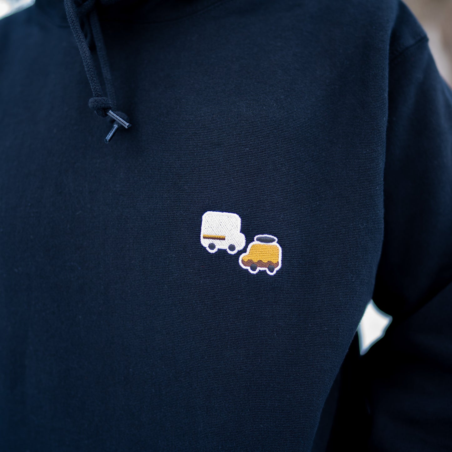 ロゴ刺繍パーカー